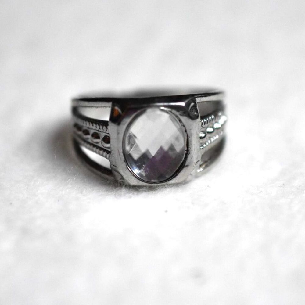 Eye Catching Clear Cut Glass Oval Stone Silver Tone Size 10 New Ring